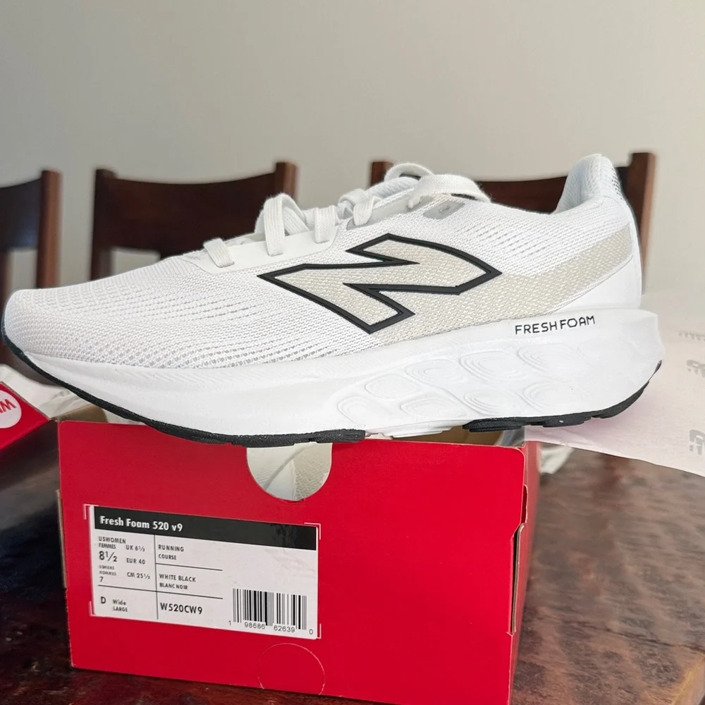 New Balance Women’s Fresh Foam 520 v9 White Running Shoes 8.5 WIDE - BRAND NEW - Picture 2 of 6